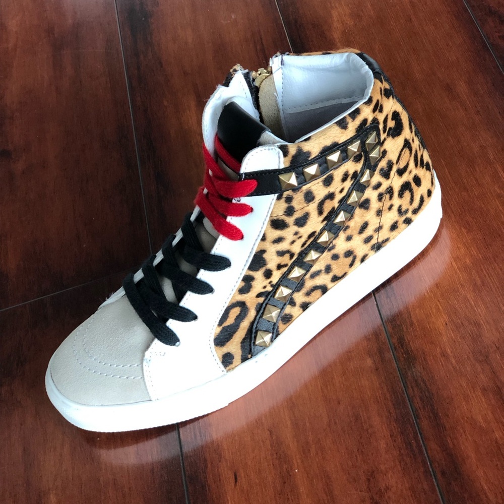 Lightly used Steve Madden Sneakers.  000BJ